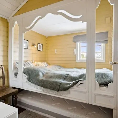Flott Og Romslig Hytte Med Saerpreg I Lonsdal Exterior photo